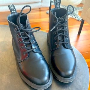 DR. MARTENS ‘EMMELINE’ BOOT